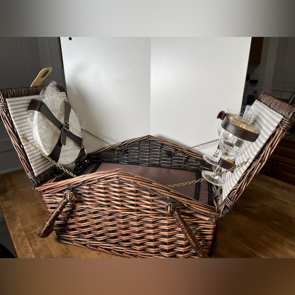 Large 16 pc Picnic basket with build in cooler.
